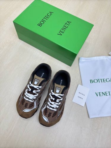 bv Orbit运动鞋 王一博 同款 情侣款老爹鞋 Runner运动鞋，采用轻质科技网布面料。 搭配几何图案设计橡胶外底。 棕色头层反毛牛皮 搭配 一体成型片