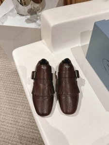 厂价半拖 乐福鞋 Prada 普拉达25Ss新品复古 走秀流苏乐福鞋半拖鞋系列 流苏搭配雕花工艺设计 网红Ins热捧 复古又时尚 上脚非常舒适又百搭！ 鞋面采用
