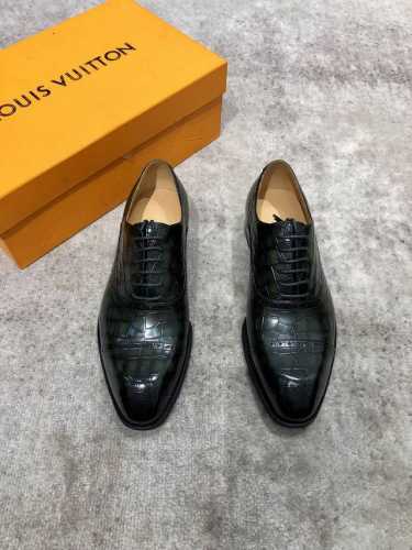 Louis Vuitton Lv 男士经典牛津鞋男士商务正装雕花皮鞋 经典款 杏仁核精致鞋头 极致艺术 全鞋采用进口打蜡饮奶牛牛皮古法手工描改擦色 墨绿色 精挑