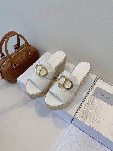 dior 迪奥 25 早秋 好温柔 精致新款 演绎别样风情 坡跟凉鞋 适合逛街单品 原版小牛皮面料 羊皮内里垫脚 对版模具Logo鞋底 防滑耐磨 cd 精美五金