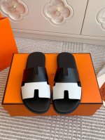 情侣 Hermes 爱马仕H家Izmir系列 经典H 情侣款凉拖鞋 顶级品质 鞋面：进口头层牛皮 手掌纹牛皮 牛皮内里 进口真皮大底 Size：35-45全套包