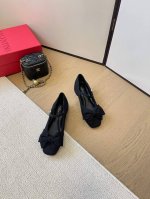 所见即所得莞货供应原单代购品质VALENTINO华伦天奴经典2025春夏VLOGO SIGNATURE蝴蝶结圆头单鞋鞋型线条流畅.版型超赞上脚舒适.增高.显瘦.