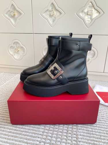 代购级 roger vivier fw24 new arrival～RV 24秋冬厚底超轻短靴新品 光面小牛皮质感超强的人，搭扣增加了酷酷的味道！ 增高5cm