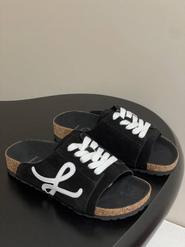 25Ss夏季爆品Loewe X Birkenstock 罗意威X勃肯联名拖鞋个性十足厚底拖鞋情侣款 博肯全鞋 皮革绒面双扣时尚休闲平底鞋 牛皮绒面革质地柔软搭配