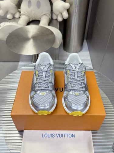 lv Olympia 运动鞋融合网格面料与金属质感合成皮革等科技面料，以利落简约设计重绎经典跑鞋设计。轻盈 Eva 外底成就舒弹穿着体验。Monogram 压纹