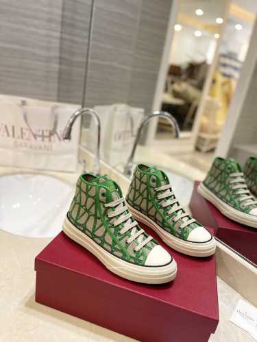 Valentino V家专柜最新款 V标志高帮情侣款运动鞋， 欢迎对比 舒适好穿楦型与专柜一致。Tpu组合大底 女：标准码35-40 41.42 定制 男：标准
