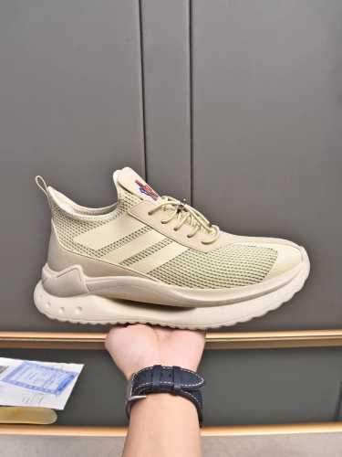 Moncler蒙口男士户外系带运动鞋 具有舒适防滑性能 专为户外跑步或都市漫步而设 兼备创新 功能性与图形细节于一体 从高山氛围汲取灵感 诠释潮流时尚 多种原版