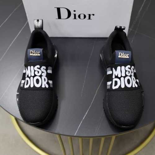 出厂价pp： 品牌：迪奥Dior 标准码：38-44 45订做 等级：官网同款 材料：原版皮料拼接品牌布匹 舒适透气内里 轻便耐磨运动大底 款式类别：男士时尚休