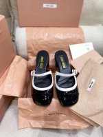 上新Miu .新款漆皮粗跟玛丽鞋拖鞋 顶级原单版市面最高版本 ZP购入对比做货，所有细节都跟柜上一致：包括鞋面皮料，鞋垫内里皮料、刻印logo，鞋底材质，楦头鞋