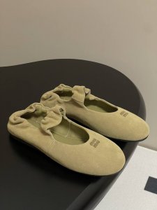 25Ss春夏新款Miu Miu松紧带玛丽珍芭蕾舞平底单鞋 在这款皮革芭蕾平底鞋上，皮革不仅突显出其细腻差异，更展现了精致至极的细节。经典、浪漫、百搭。这款皮革芭