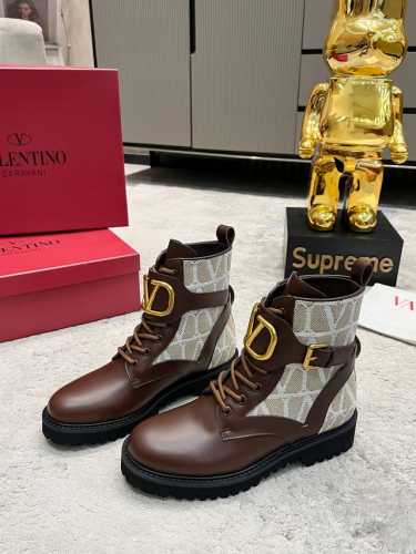 Valentino 华伦天奴秋冬新款女靴 顶级版本 上脚舒适百搭显瘦 高品质材质 原版大v扣 原版帆布不是市面上普通布料 鞋面全部采用高档头层粒面牛皮 进口牛里