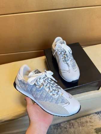 原单品质独家首发 迪奥 独特现代风运动鞋 休闲乐福原版皮 羊里 拒绝脱色磨脚 鞋底 原厂特供原版底 超酷 系带走路都带风风格设计 超舒服耐磨防滑原版底 就好像实 - 点击图像关闭
