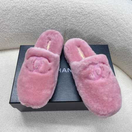 Chanel 半拖，毛毛拖鞋，羊毛拖 超级火的一款毛毛拖鞋 纯羊毛植入品牌元素后，百搭、时尚、潮款、懒人至爱，被完美释放 面料 内里 垫脚包底全都是真羊毛 拼接 - 点击图像关闭