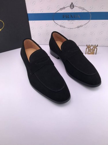 prad* 牛反绒 木跟底 欧版正装皮鞋 反绒牛皮 优质牛皮 柔韧且富有弹性 穿着品质佳 色泽均匀自然 质感强烈 舒适的真皮内里 木跟组合底 舒适轻便 脚感好