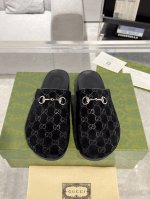 Gucci 女士马衔扣穆勒鞋 半拖鞋 这款鞋履设计源自马衔扣拖鞋，匠心融蕴宽圆头设计。马衔扣最早于20世纪50年代引入Gucci，此后成为品牌本源的象征，以当代