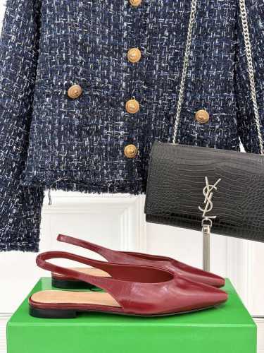 厂价 bottega Venet* Bv葆蝶家 25Ss新品平底后空凉鞋 设计舒适时尚 让你爱不释手 既显气质又显高贵 鞋面采用原版定制皮料 内里垫脚均为混种羊