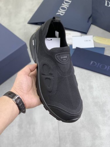工厂p价p 实价 迪奥Dior Chrono 高版本飞织鞋 2025新品，以白色和黑色飞织系列 两侧饰以电脑打印 Cd 标志、鞋舌上的星星补丁和鞋跟的 Dior