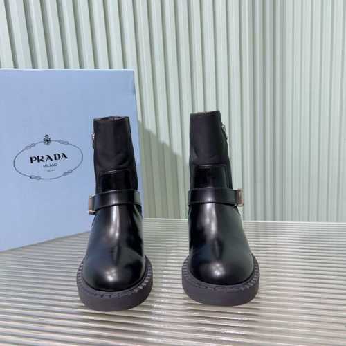 皮带扣 # 普拉达拼接机车短靴 特别是今年这款众星追捧的短靴 上脚搭配自带高冷气质精致优雅利落 交叉皮带钢扣设计看上去简单利落干练帅气，机车车友的王炸靴子～且贴