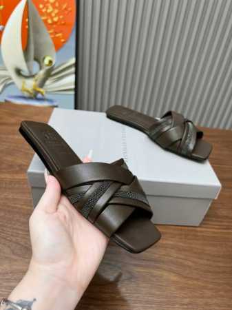BrunelloCucinelli 。B C凉鞋上新款了。面料：进口羊绒。内里进口羊绒，纯铜珠链，上脚美观大方，百分百原版开发。原版包装，码数35 －42。35 - 点击图像关闭