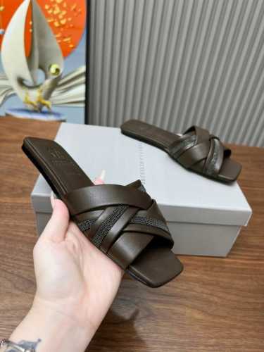 BrunelloCucinelli 。B C凉鞋上新款了。面料：进口羊绒。内里进口羊绒，纯铜珠链，上脚美观大方，百分百原版开发。原版包装，码数35 －42。35