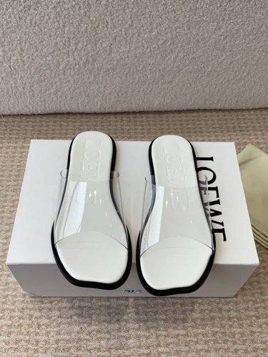 出厂： Loewe 罗意威 25Ss 春夏新品 拖鞋 疯狂种草简约设计感觉更干净优雅 让你念念不忘 颜色也很耐看漂亮，上脚瞬间气质十足气场，简直无敌帅气有型 S