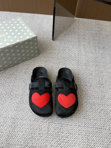Birkenstock 博肯 25Ss早春新款 爱心 勃肯 包头拖 这两个品牌刚出联名我就心动了 代购找很久才买到货 真的一鞋难求 真的超级好看，姐妹们给我冲
