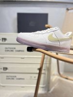 耐克 Nike Air Force 1 '07空军一号 百搭休闲运动板鞋。柔软、弹性十足的缓震性能和出色的中底设计，横跨复古与现代的外型结合，造就出风靡全球三十