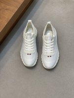 BALLY 巴利 新款男士织物休闲运动鞋这款高科技织物休闲鞋，饰以几何刺绣图案，鞋面如肌肤般柔软，鞋口牛皮革装饰，套脚系带设计，搭配橡胶发泡厚底，鞋舌及后跟饰有