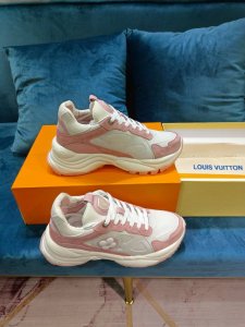lv Run55 最新独家爆款 摩登增高运动休闲鞋 顶级代购版 原版 P13290购入开发做货 舒适感极佳 像踩在云朵上 鞋面选材原版进口的Dk透气网格布面料+