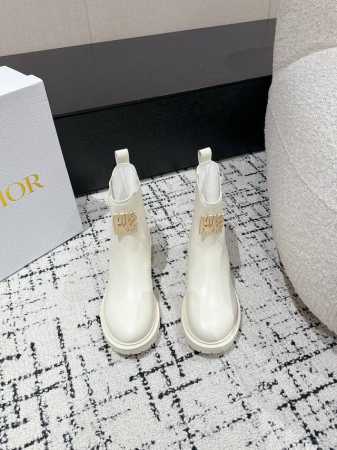 顶级版本 Di0R 迪奥 24 最新 秋冬新款 切尔西短靴 Dior Empreinte 靴子的可调节带上带有“Cd”标志，彰显经典设计。经久不衰的马靴造型 打 - 点击图像关闭