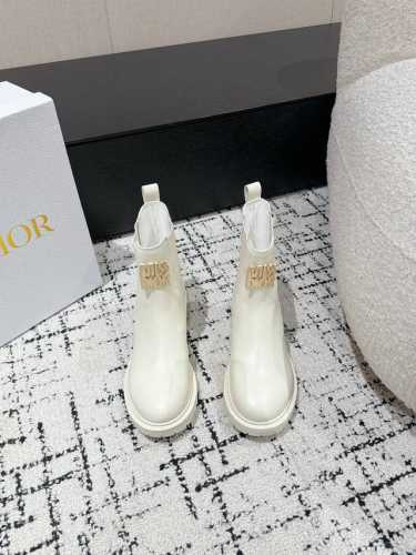 顶级版本 Di0R 迪奥 24 最新 秋冬新款 切尔西短靴 Dior Empreinte 靴子的可调节带上带有“Cd”标志，彰显经典设计。经久不衰的马靴造型 打
