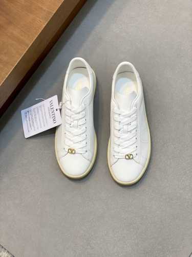 valention 华伦天奴 -高端品质 原单休闲运动板鞋 -鞋面：纳帕小牛皮、品牌金属扣件、鞋舌.后跟品牌Logo -内里：水染羊皮 -大底：超轻Tpr 橡胶