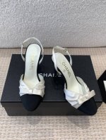 Chanel 小香 25ss早春新品 缎面蝴蝶结凉鞋系列法式风情 真是美到心尖尖上啦！ 优雅又浪漫的仙女应该就是这样吧极简的配色加上绸缎蝴蝶结深入人心 无论搭配