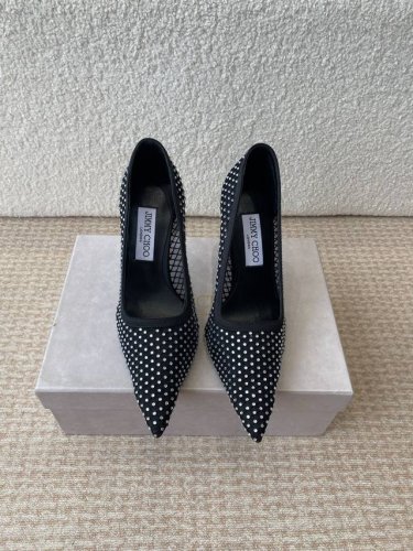 早春水晶钻面 凉鞋 单鞋Jimmy Choo 周仰杰25春夏系列 重逢惊艳 优雅邂逅 碰撞之美 时尚国外博主同款街拍推荐 造型大胆别致 鞋面 搭配钻面 时髦大气