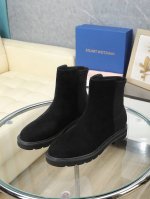 STUART WEITZMAN简称SW 2024秋冬新品实物拍摄细节图，焕新演绎了经典切尔西靴。休闲的廓形设计搭配奢华这一组合既迷人又随性；再加上弹力莱卡设计和