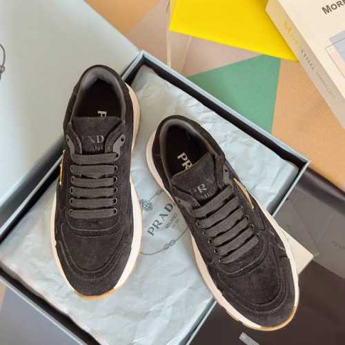 顶级版本：女款 男款 Prada普拉达 P家 Re-Nylon系列 情侣款 厚底 三角标 休闲 运动鞋 原版购入开发 做货 这款运动鞋融合优雅而创新的设计，搭配