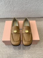 P390Miu Miu 25Ss 缪缪春夏新款 方圆头 乐福鞋 上世纪50年代，乐福鞋搭配制服，风行美国校园。学生为抗议校内着制服的规定，便将一枚硬币嵌入鞋身皮
