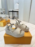 出厂价pp： 顶级版本 Lv 路易威登 25 2025春夏新款 顶级版本原版一致 专柜主打最新款 Lv X Tm村上隆联名款麻绳坡跟凉鞋 硬货上新 代购级别！高