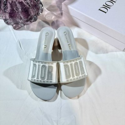 橙子出厂价p dior 迪奥春夏新款 立体字母刺绣粗跟拖鞋 一字拖 凉拖 跟高 4.5Cm 码数 35-42