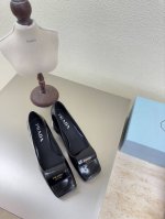 卷舌设计 方头单鞋 印胶 Logo 单鞋 Prada 方圆跟 4.5 Cm 简约设计 搭配三角标 Logo 的设计和简约的线条 很有格调 简单纯粹得色调 原版开