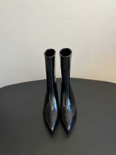 Jil sander 24ss秋冬尖头低跟直筒靴 极简主义 柔软舒适矮跟鞋 时髦精绝对不能错过的必入款 没有任何繁杂装饰 质感极好的vintage感 纯粹和极简