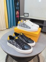 出厂价P Fendi 芬迪经典舒适男士，这款复杂的运动鞋是由柔软的小牛皮真皮内里原版超轻橡胶材质粗纹大底 这种独特的轻薄风格适合这个季节的随意而精致的感性，上脚