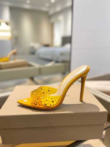 价格p： {半拖烫钻} 吉安维托 罗西 Gianvito Rossi Eiko Stiletto，轻松移动。这款 Gianvito Rossi 拖鞋采用配有精致