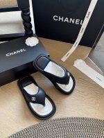 chanel 春夏面包人字拖！ 胖墩墩拖鞋限时返场 马卡龙颜色太适合夏天了 夏季必备单品！ 还不安排上~ 鞋面内里：羊皮 大底：耐磨绒大底 码数：35-42 4