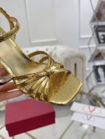 华伦25Ss新品凉鞋水钻系列、高跟凉鞋，又一完美的设计，抛弃了一贯铆钉元素、化繁为简、更加精致耐看上脚尽显优雅气质♀♀♀♀♀ 鞋面：特殊材料 内里：羊皮 大底：
