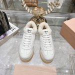 出厂 Miu Miu 24ss 缪缪厚底饼干底 24ss 春夏新款英伦风系带 小白鞋 休闲鞋 MiuMiu秀场适当独一无二的擦色工艺工艺来自Miu Miu系列的