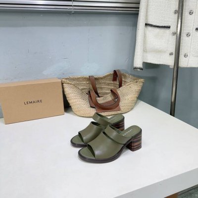 高品质出厂 ！小众潮牌Lemaire 2025春夏新款绝美粗跟凉拖鞋复古高跟鱼嘴露跟拖鞋！ 美感都藏在细节里，鞋底皮质非常柔软，银扣很好看，鞋型有一种“刻意”的