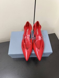 Prada 25ss 早春新款绝美尖头跟鞋 时尚界久违的极简之美经典时尚配色 毫不费力的优雅风来袭 时髦 精致 绝美 包头尖头 开边珠外穿时尚气质简约新款日常拖