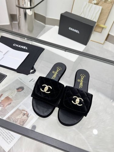 CHANEL 25早春新品 拖鞋火爆上市！黑色、米白、杏色、粉色、黑色真丝绒、酒红真丝绒35-43。像胶底
