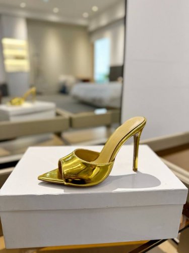 {半拖} 吉安维托 罗西 Gianvito Rossi Eiko Stiletto，轻松移动。这款 Gianvito Rossi 拖鞋采用配有精致的漆皮，可抚摸